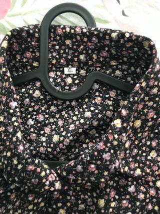 Vestido negro camisero florecitas goma cintura