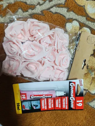 Rosas de espuma y pegamento para tejidos