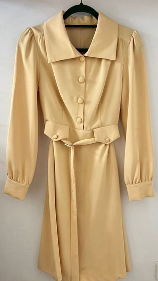 Vestido elegante amarillo abotonado