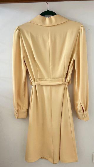 Vestido elegante amarillo abotonado