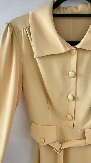 Vestido elegante amarillo abotonado