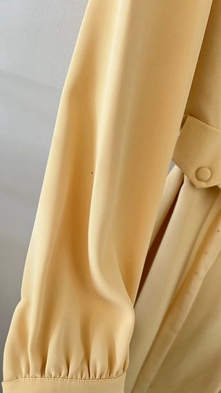 Vestido elegante amarillo abotonado