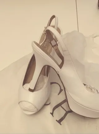 ZAPATO TACÓN BLANCO DESTALONADO. LODI. TALLA 36