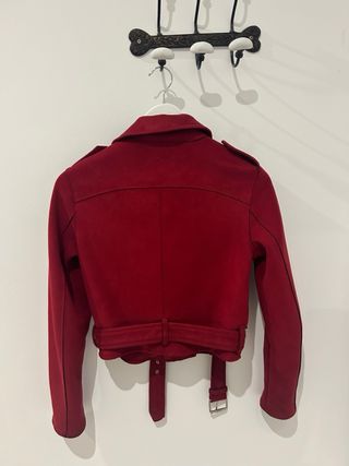 Chaqueta ante roja Bershka Talla S
