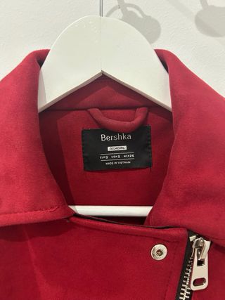 Chaqueta ante roja Bershka Talla S