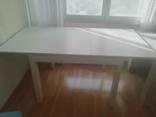 Mesa de salón extensible blanca