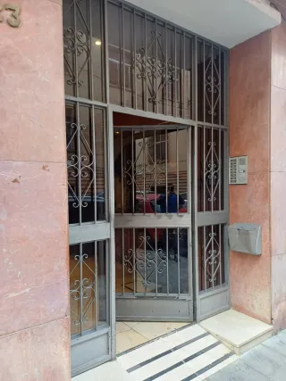 Puerta de entrada metálica con rejas desmontada