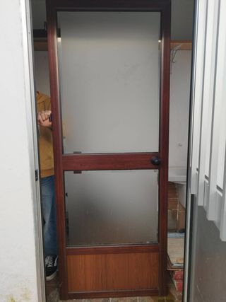 Puerta aluminio y cristal marrón