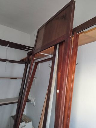 Puerta aluminio y cristal marrón