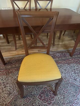 Mesa de comedor cerezo y cuatro sillas tapizadas .
