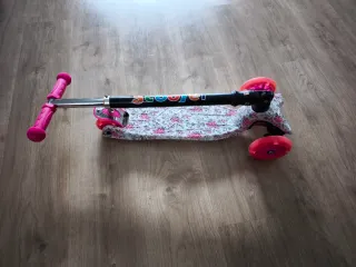 Patín infantil 3 ruedas rosa y floral