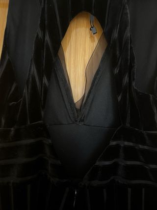 Mono terciopelo, escote pico y espalda abierta