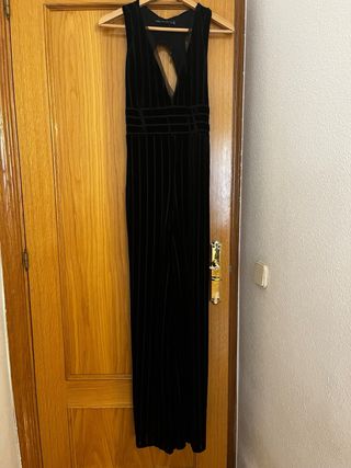 Mono terciopelo, escote pico y espalda abierta