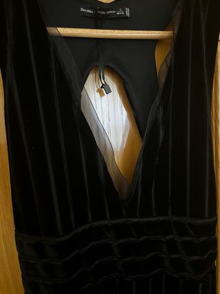 Mono terciopelo, escote pico y espalda abierta