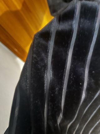 Mono terciopelo, escote pico y espalda abierta