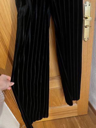 Mono terciopelo, escote pico y espalda abierta