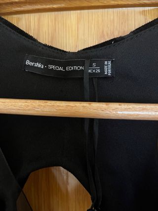 Mono terciopelo, escote pico y espalda abierta