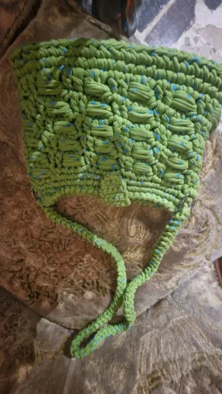 Bolso tejido rojo con cadena plateada