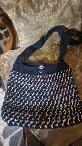 Bolso tejido rojo con cadena plateada