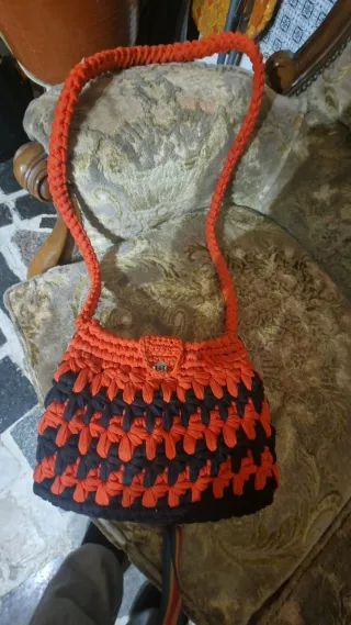 Bolso tejido rojo con cadena plateada