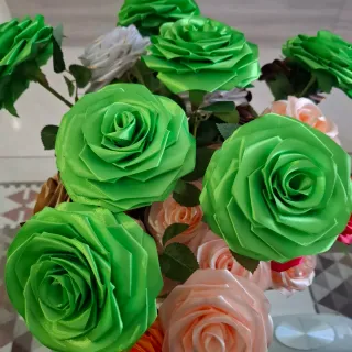 Rose di raso,,il prezzo e di una rosa...bellissime