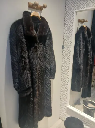 Chaqueta de piel marrón y negra