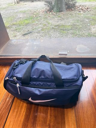 Mochila deportiva Nike azul llena de ropa sucia