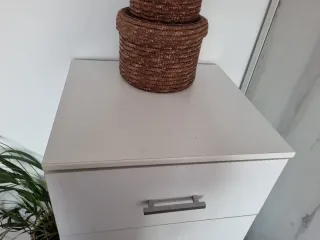 Cajonera blanca de madera