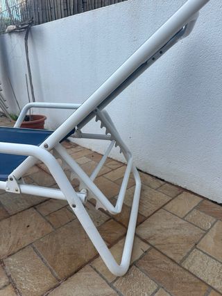 Tumbona exterior azul y blanca