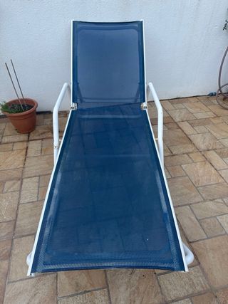 Tumbona exterior azul y blanca