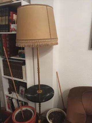Lámpara de pie con mesa de mármol