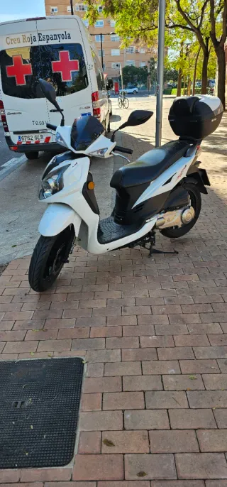 Moto Scooter 125cc Blanca y Negra