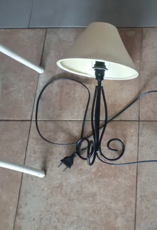 Lámparas a juego: techo y mesa