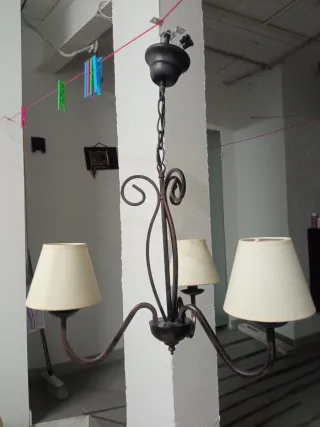 Lámparas a juego: techo y mesa