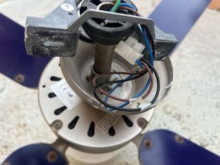 Ventilador de techo azul y plateado