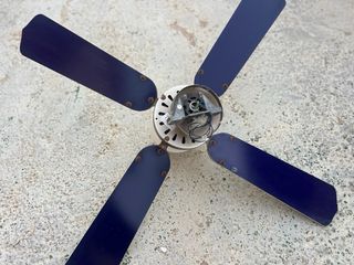 Ventilador de techo azul y plateado