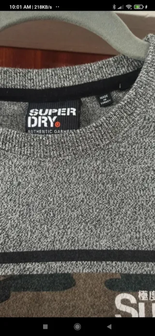 Camiseta Superdry gris con camuflaje