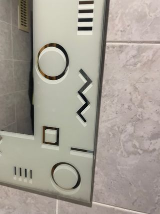 Espejo con borde decorado