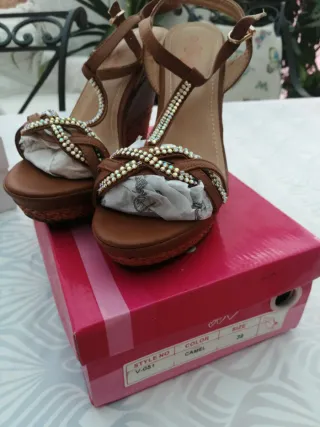 Sandalias de cuña con pedrería