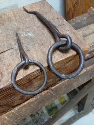 Pareja de amarraburros de forja antiguos