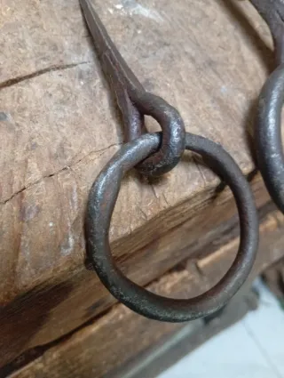 Pareja de amarraburros de forja antiguos