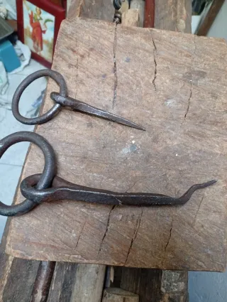 Pareja de amarraburros de forja antiguos