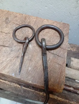 Pareja de amarraburros de forja antiguos