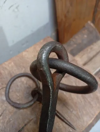 Pareja de amarraburros de forja antiguos