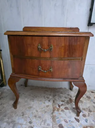Mesita de noche antigua de madera