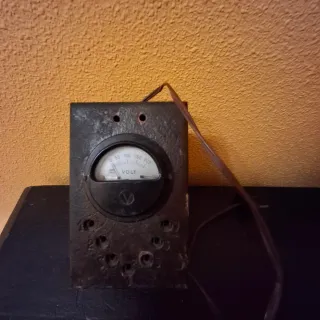Voltímetro antiguo