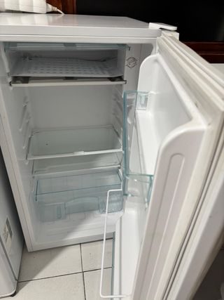 Nevera pequeña blanca