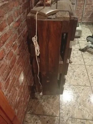 Botellero de madera rústico con ruedas