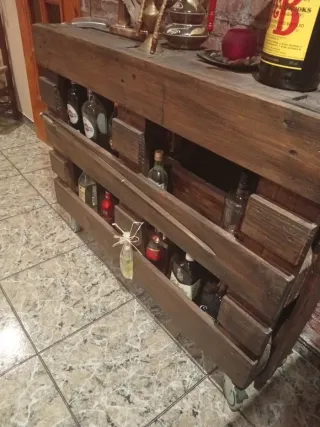 Botellero de madera rústico con ruedas