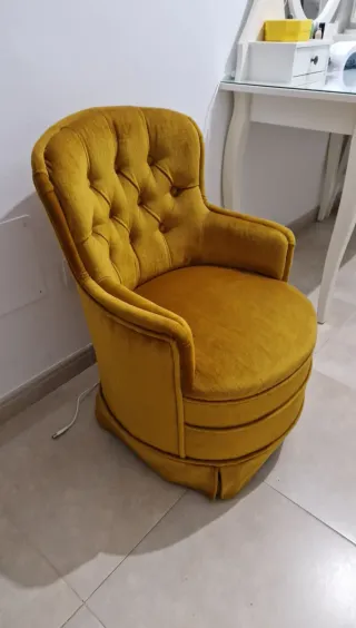 Butaca pequeña mostaza terciopelo